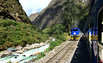 The ride that goes through the Sacred Valley offers unique Andean landscapes.