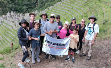 A group of tourist by wiñayhuayna inca site on the inca trail 