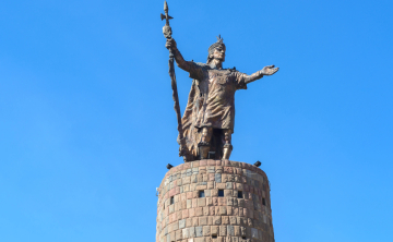 Statue of Inca Pachacútec atop the monument in Cusco, symbolizing his legacy as a strategist and empire builder - Kenko Adventures