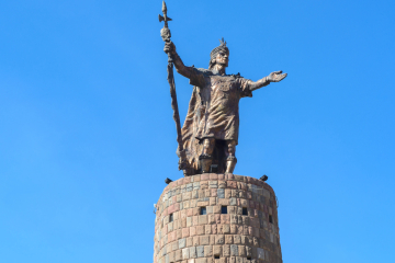 Statue of Inca Pachacútec atop the monument in Cusco, symbolizing his legacy as a strategist and empire builder - Kenko Adventures